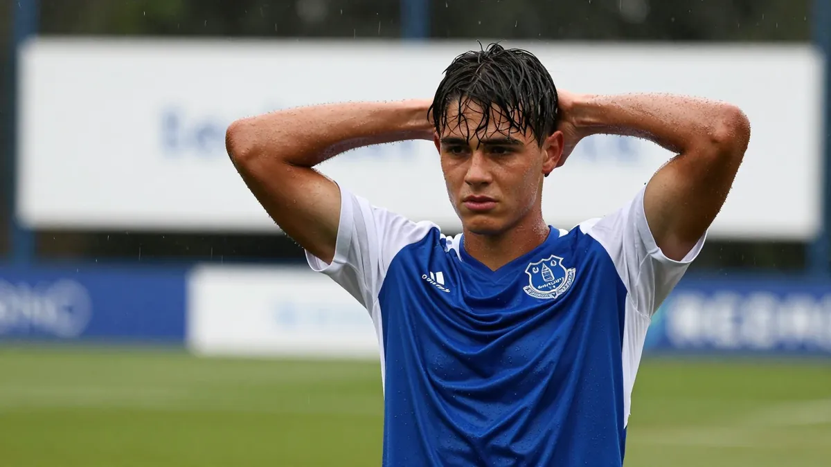 Everton and Fulham each submitted proposals worth €30 million for Tottenham Hotspur's teenage winger Mikey Moore, but the...