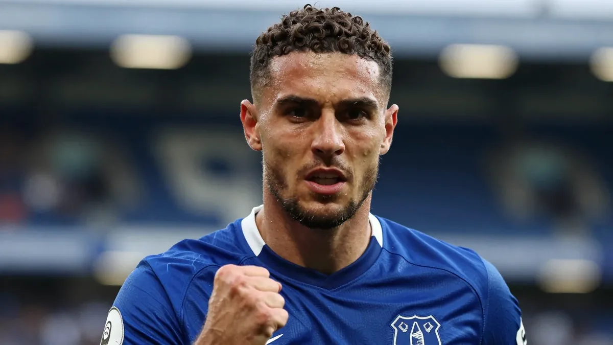 Everton's late draw with Manchester United is analyzed alongside Arsenal's win over Chelsea in a dramatic Premier League...