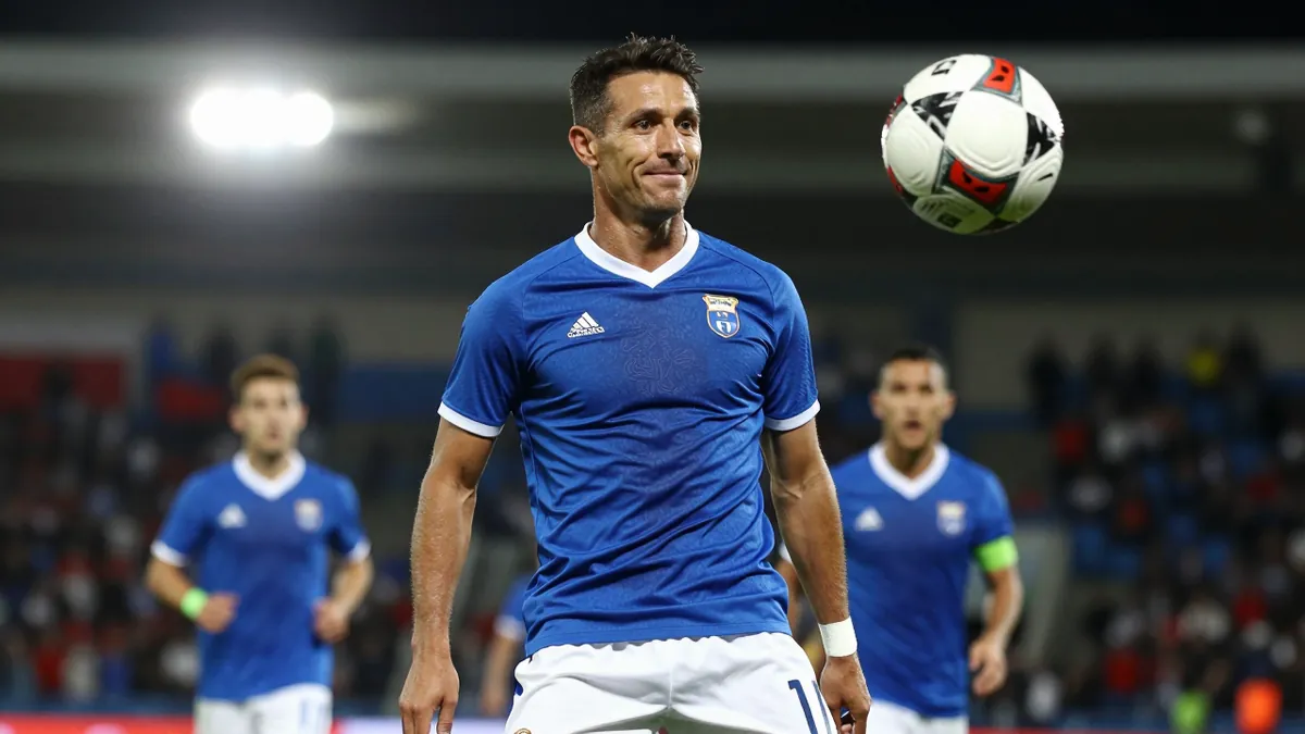 Everton Midfielder Hunt: What the Data Says