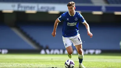 Everton Signs Australia Striker McNamara